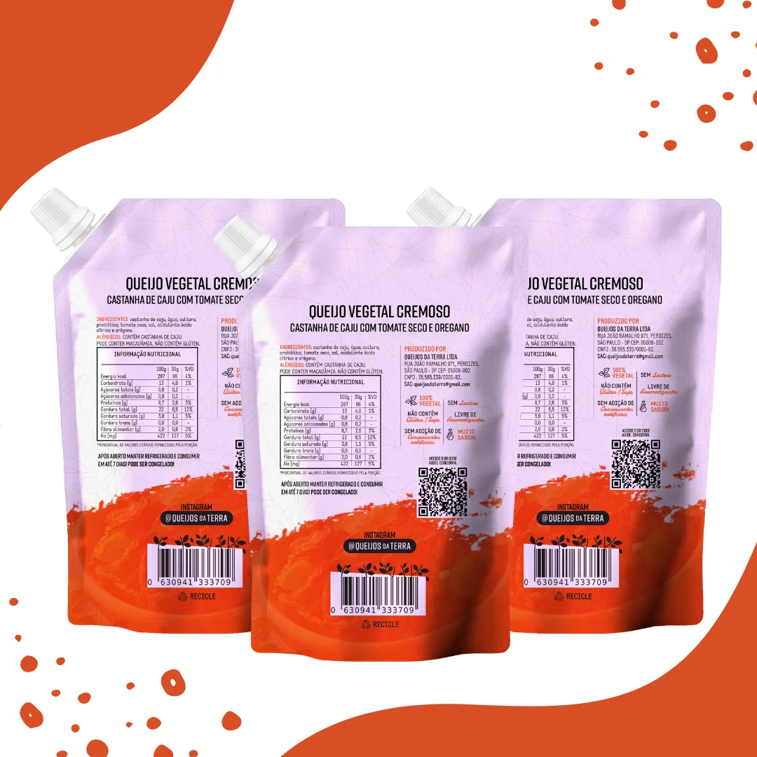 Kit de 3 Queijos Cremosos de Castanha de Caju com Tomate Seco e Orégano. Embalagem de cor laranja vista por trás.