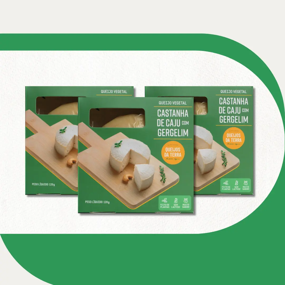 Kit de 3 Queijos de Castanha de Caju com Gergelim. Embalagens de cor verde.