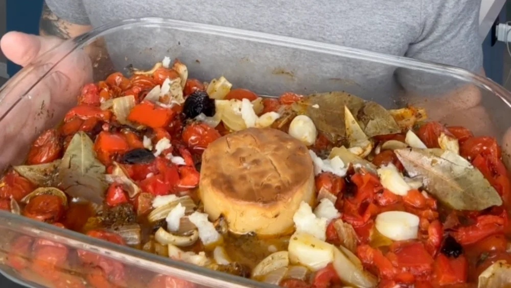 Confit de Tomate e Pimentão com Queijo de castanha de caju trufado com damasco.