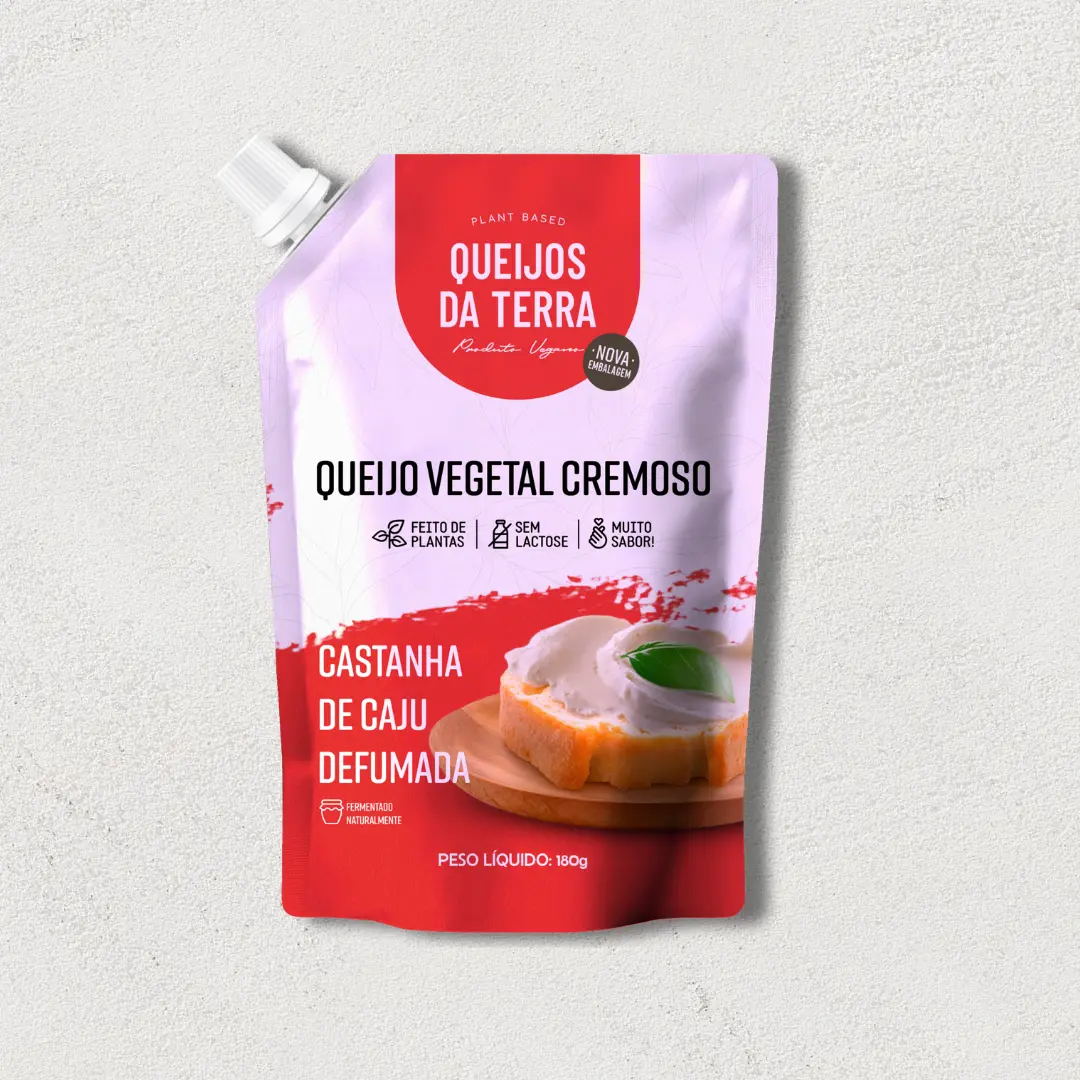 Queijo Cremoso de Castanha de Caju Defumada. Embalagem de cor vermelha vista de frente.
