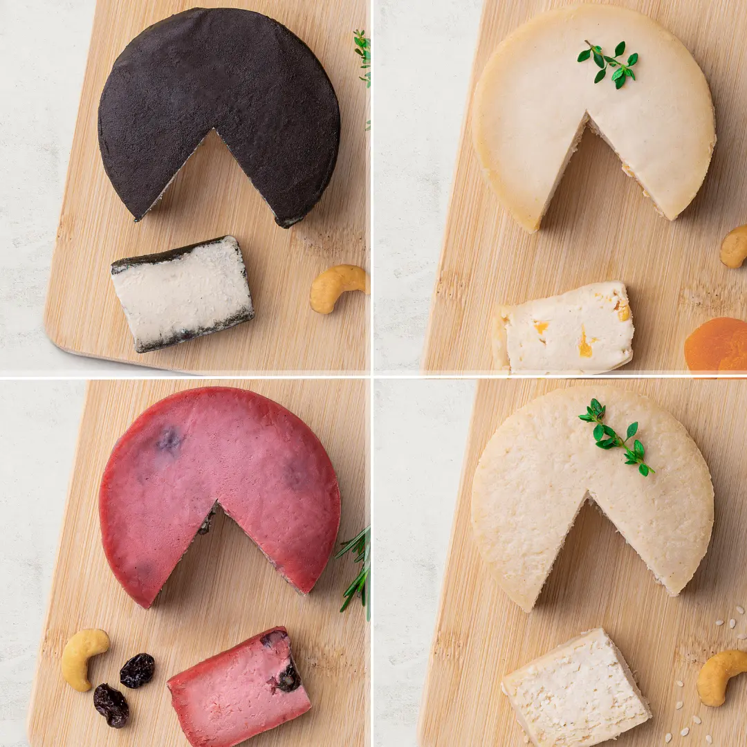 Um kit com todos os nossos Queijos de Corte de Castanha de Caju! O kit contém 4 Queijos de Castanha de Caju: 1 Queijo de Castanha de Caju Defumado, 1 Queijo de Castanha de Caju Trufado com Damasco, 1 Queijo de Castanha de Caju com Cranberry, 1 Queijo de Castanha de Caju com Gergelim. Os queijos são fotografados de cima.