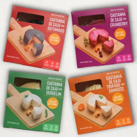 Um kit com todos os nossos Queijos de Corte feitos de castanha de caju! O kit contém 4 Queijos de Castanha de Caju: 1 Queijo de Castanha de Caju Defumado (embalagem vermelha), 1 Queijo de Castanha de Caju Trufado com Damasco (embalagem laranja), 1 Queijo de Castanha de Caju com Cranberry (embalagem roxa), 1 Queijo de Castanha de Caju com Gergelim (embalagem verde).