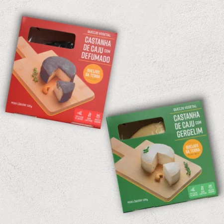 Kit com 2 Queijos de Castanha de Caju: 1 Defumado, com embalagem vermelha, e 1 com Gergelim, com embalagem verde.