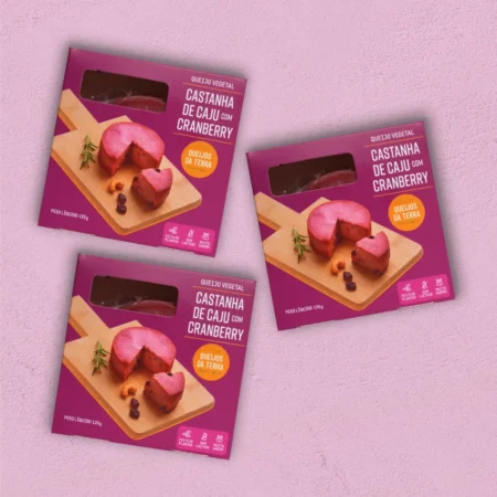 Kit de 3 Queijos de Castanha de Caju com Cranberry. Embalagens de cor roxa.