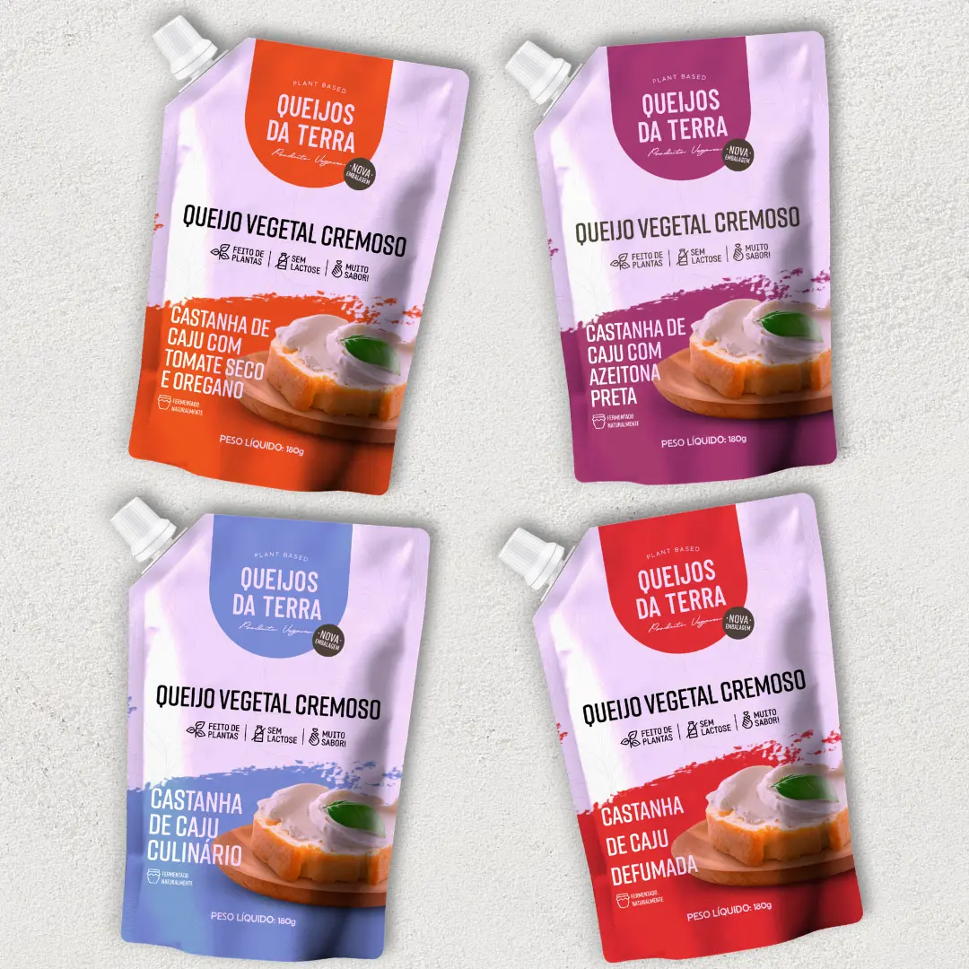 Os 4 Queijos Cremosos de Castanha de Caju, em embalagens pouch: Tomate Seco e Orégano em laranja, Azeitona Preta em roxo, Culinário em azul e Defumado em vermelho.