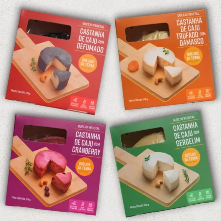 Os 4 Queijos de Castanha de Caju de Corte do Kit Degustação: 1 Queijo de Castanha de Caju Defumado (embalagem vermelha), 1 Queijo de Castanha de Caju Trufado com Damasco (embalagem laranja), 1 Queijo de Castanha de Caju com Cranberry (embalagem roxa) e 1 Queijo de Castanha de Caju com Gergelim (embalagem verde).