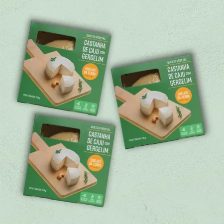 Kit de 3 Queijos de Castanha de Caju com Gergelim. Embalagens de cor verde.