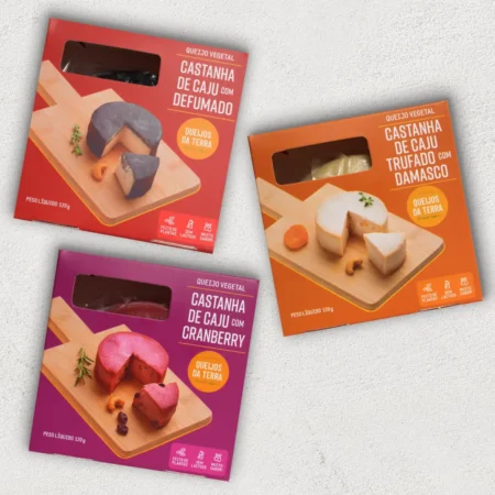O Kit Primavera contém 3 Queijos de Castanha de Caju: 1 Queijo de Castanha de Caju Defumado (embalagem vermelha), 1 Queijo de Castanha de Caju Trufado com Damasco (embalagem laranja), 1 Queijo de Castanha de Caju com Cranberry (embalagem roxa).