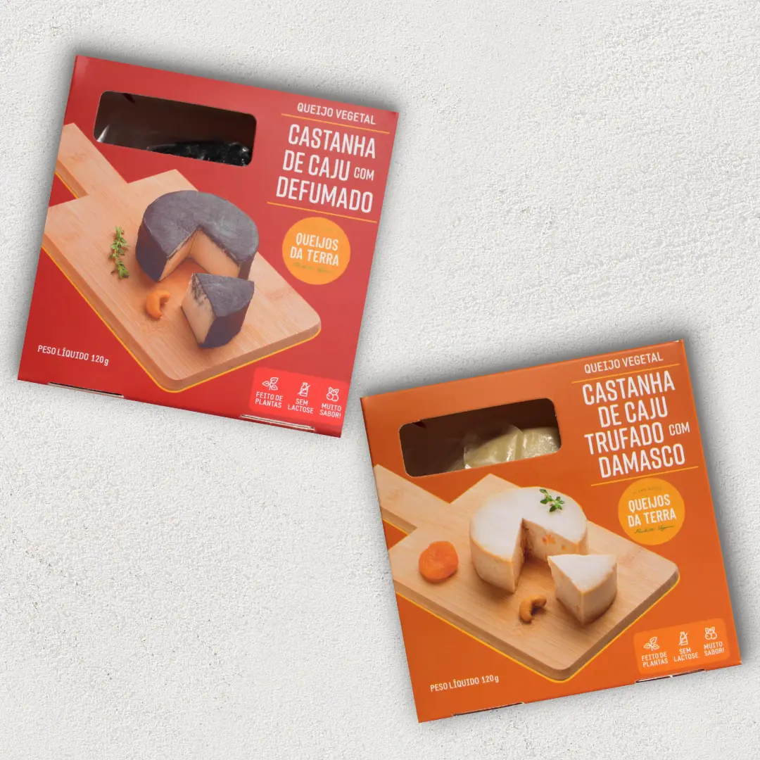 Kit com 2 Queijos de Castanha de Caju: 1 Defumado, com embalagem vermelha, e 1 Trufado com Damasco, com embalagem laranja.