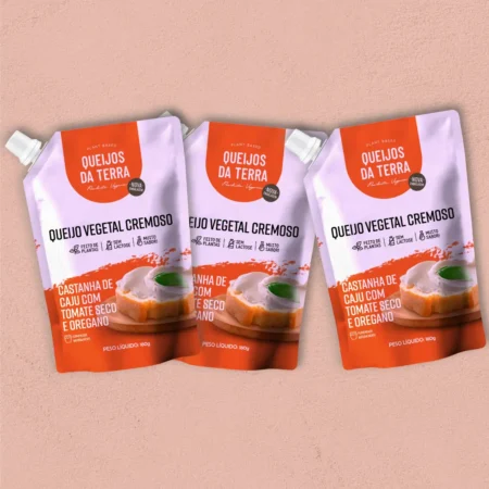 Kit com 3 Queijos Cremosos de Castanha de Caju com Tomate Seco e Orégano, em embalagens pouch laranja, vistas de frente.