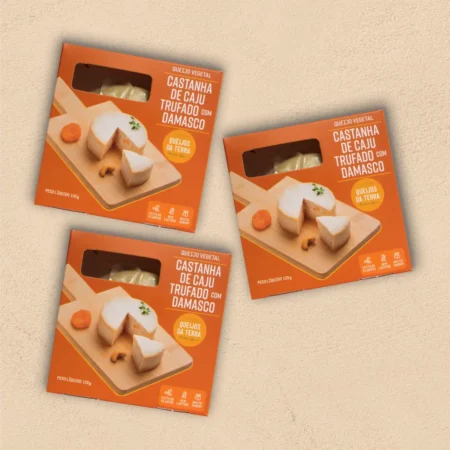 Kit de 3 Queijos de Castanha de Caju Trufado com Damasco. Embalagens de cor laranja.