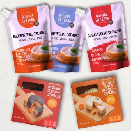 Ao escolher o Kit Vale da Rainha, você também cuida de vidas: 20% do valor é destinado aos animais resgatados pelo Santuário Vale da Rainha. O kit contém 3 Queijos de Castanha de Caju Cremosos em embalagens pouch: Tomate Seco e Orégano em laranja, Culinário em azul e Defumado em vermelho; e 2 Queijos de Castanha de Caju de Corte em caixas: Queijo de Castanha de Caju Defumado em vermelho e Queijo de Castanha de Caju Trufado com Damasco em laranja.