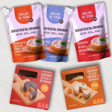 Ao escolher o Kit Vale da Rainha, você também cuida de vidas: 20% do valor é destinado aos animais resgatados pelo Santuário Vale da Rainha. O kit contém 3 Queijos de Castanha de Caju Cremosos em embalagens pouch: Tomate Seco e Orégano em laranja, Culinário em azul e Defumado em vermelho; e 2 Queijos de Castanha de Caju de Corte em caixas: Queijo de Castanha de Caju Defumado em vermelho e Queijo de Castanha de Caju Trufado com Damasco em laranja.